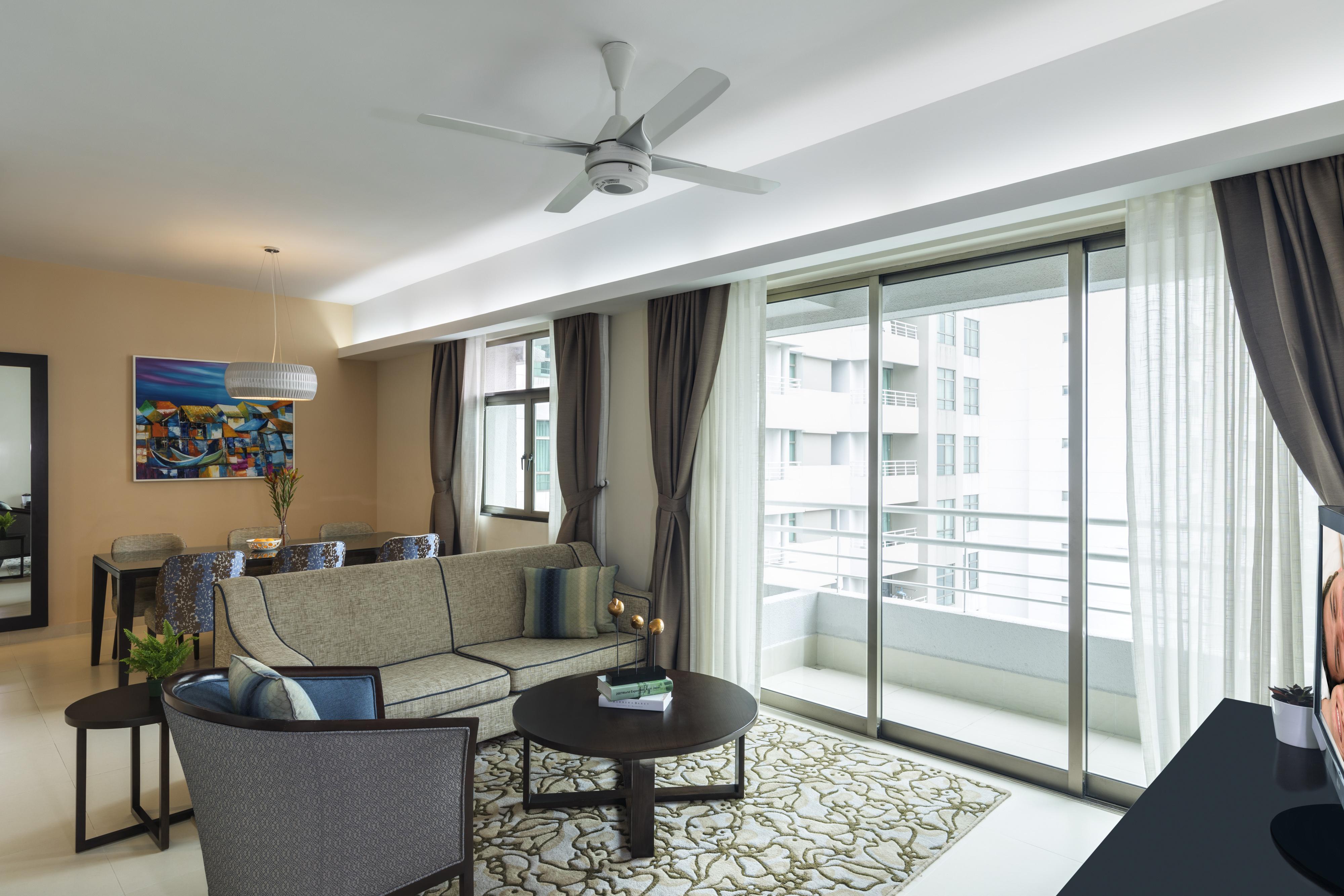 Somerset Ho Chi Minh City residencia con servicio Exterior foto A living room with a ceiling fan
