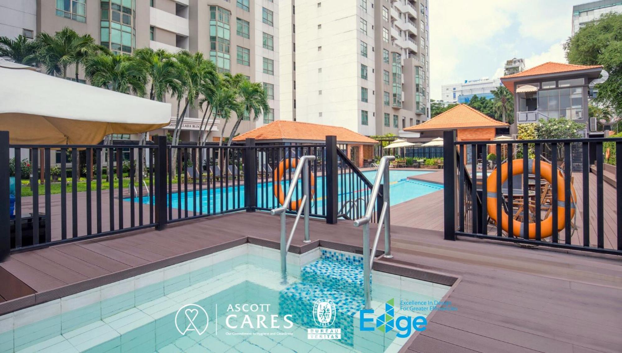 Somerset Ho Chi Minh City residencia con servicio Exterior foto A pool at a condominium in Singapore