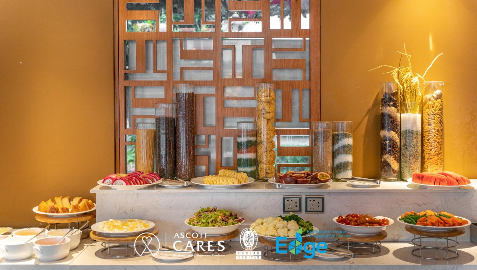 Somerset Ho Chi Minh City residencia con servicio Exterior foto A buffet at a hotel